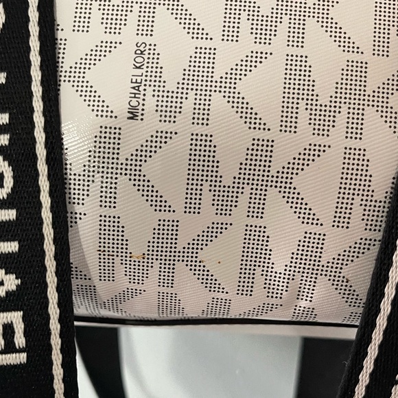 EXCLUSIVE Black & White MK tote - Picture 15 of 16